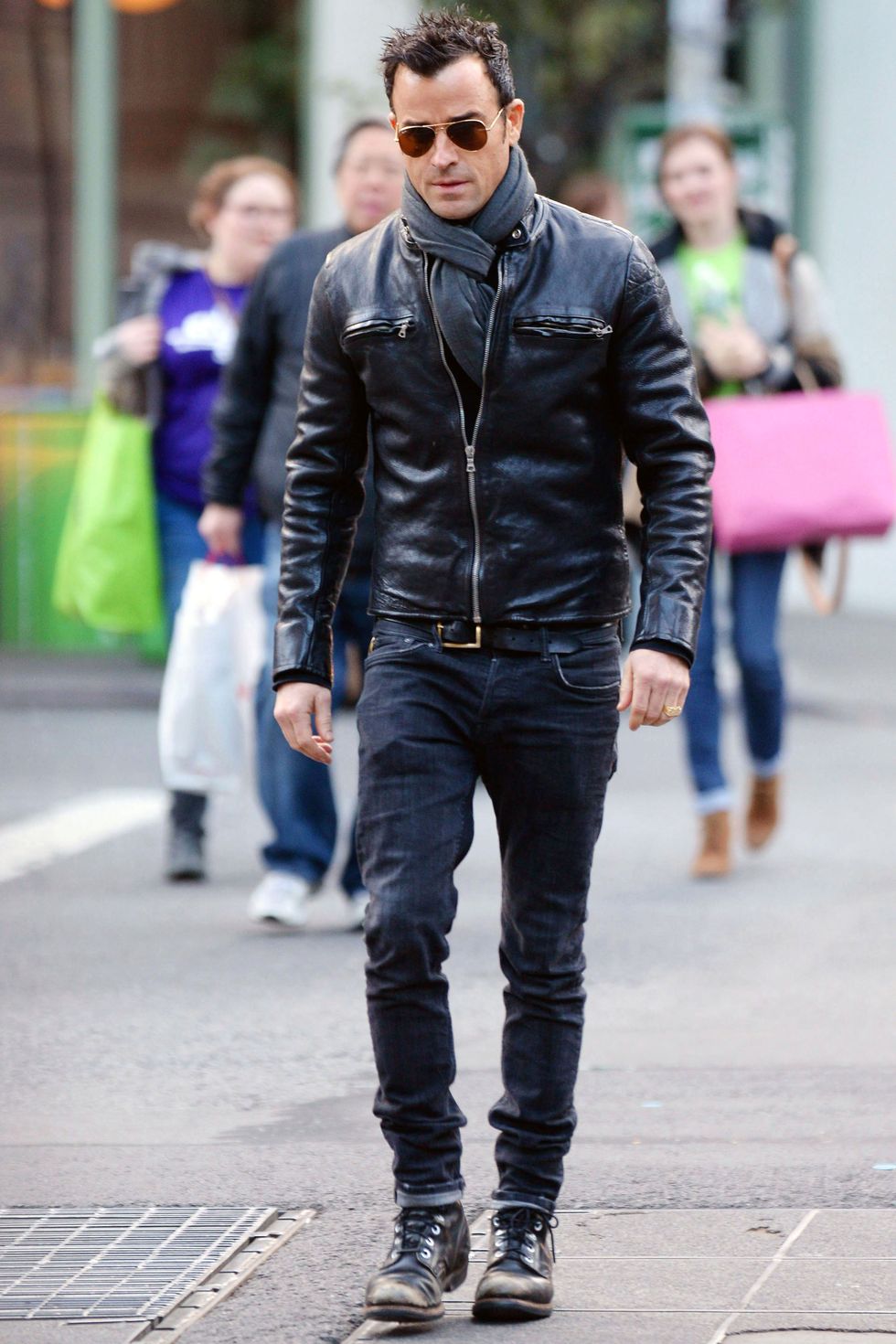 Justin Theroux  Leather jacket men style, Leather jacket, Mens outfits