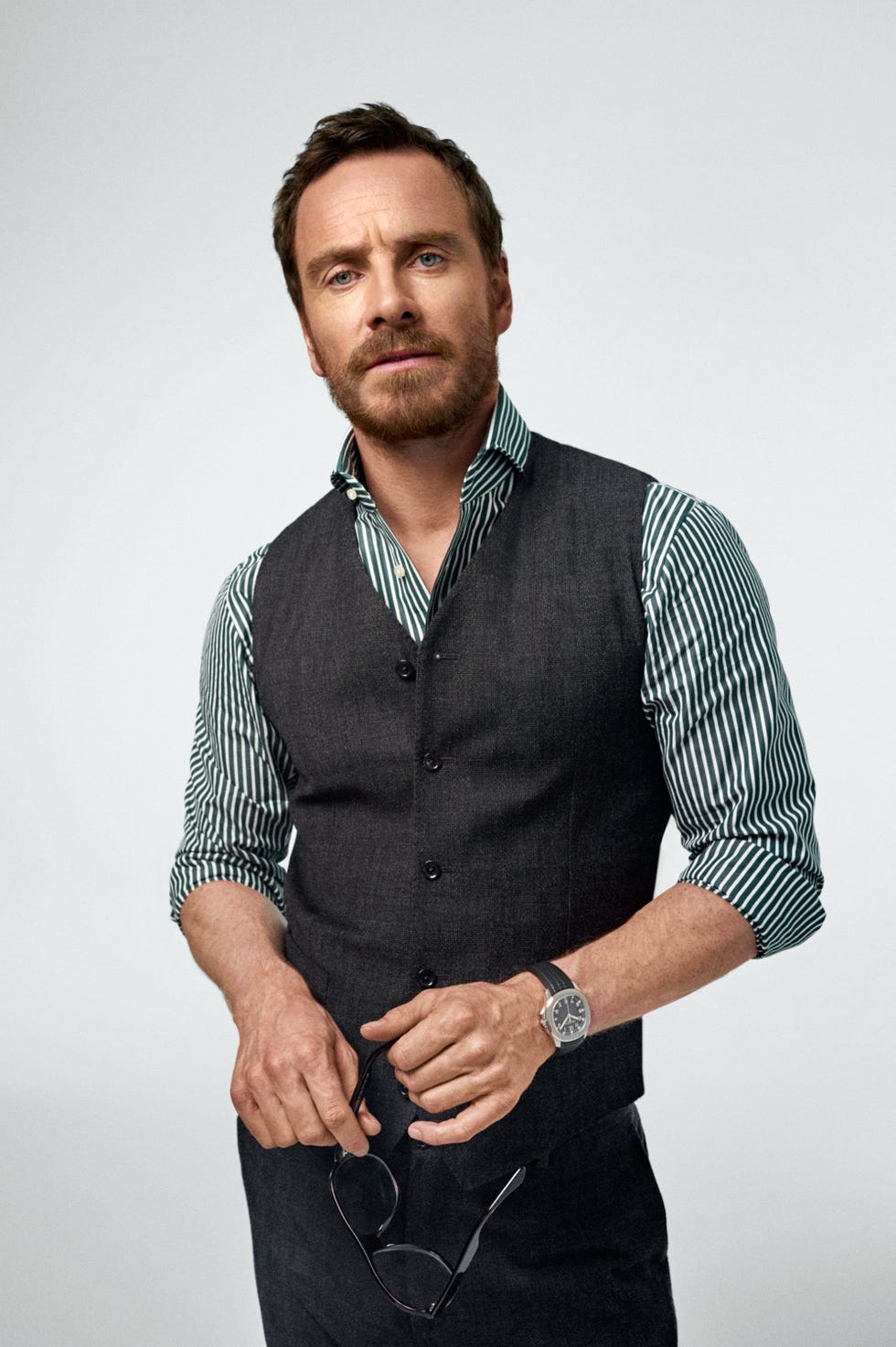 Arm, Finger, Dress shirt, Collar, Facial hair, Sleeve, Human body, Shoulder, Elbow, Shirt, 