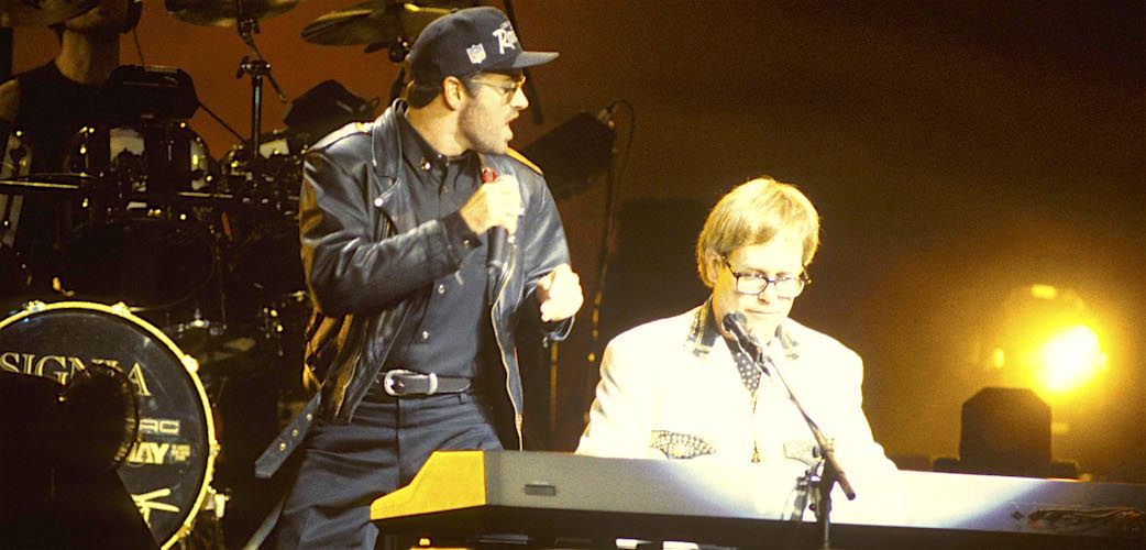 Watch Elton John S George Michael Tribute Elton John Plays Don T Let The Sun Go Down On Me Video