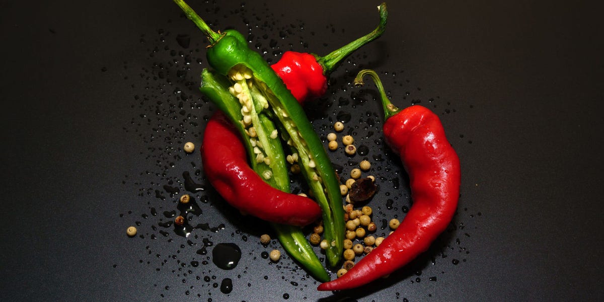 Перец на столе фото How to Live Longer by Eating Red Chili Peppers