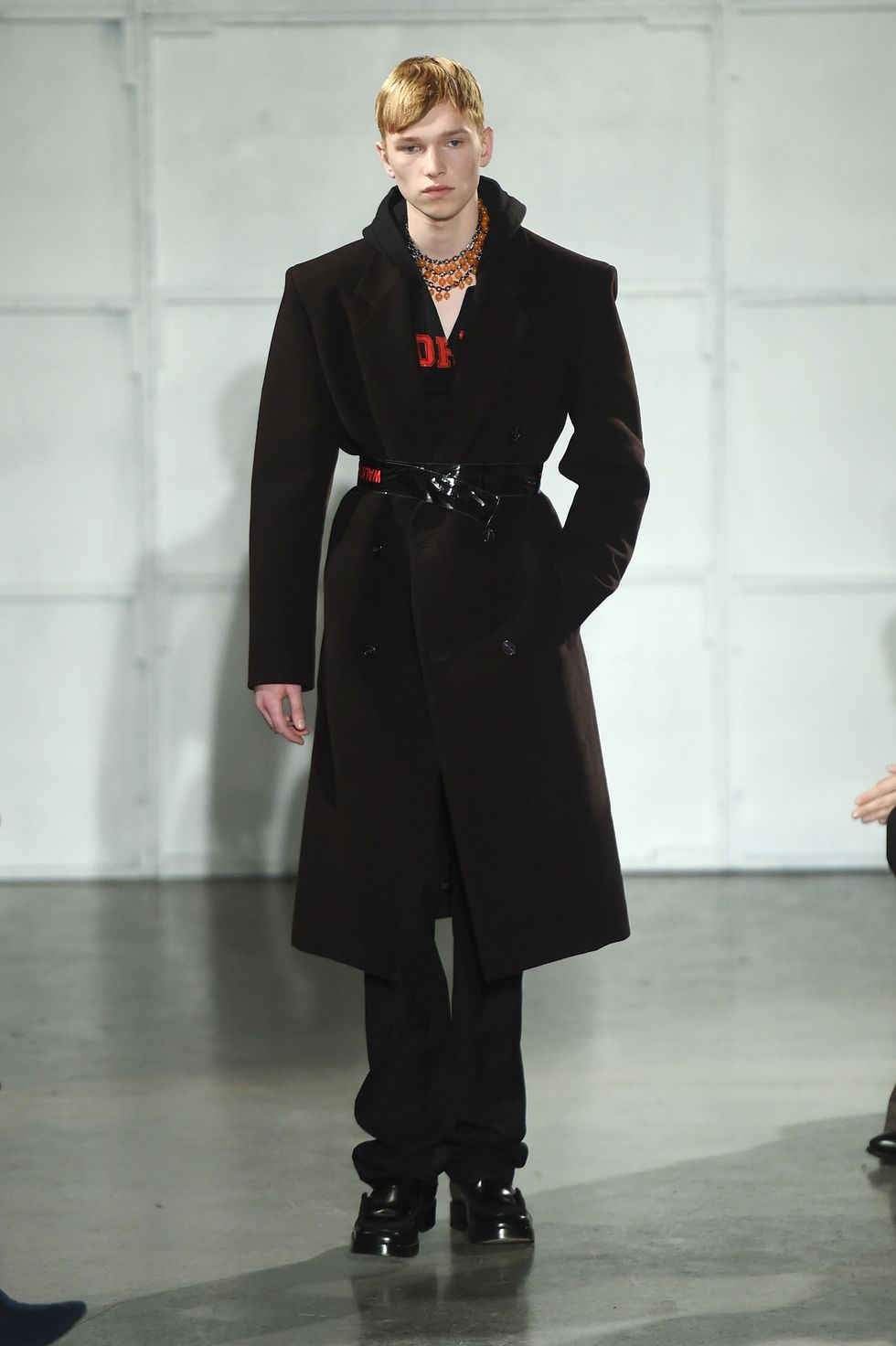 Clothing, Sleeve, Collar, Joint, Outerwear, Fashion show, Style, Coat, Formal wear, Fashion model, 
