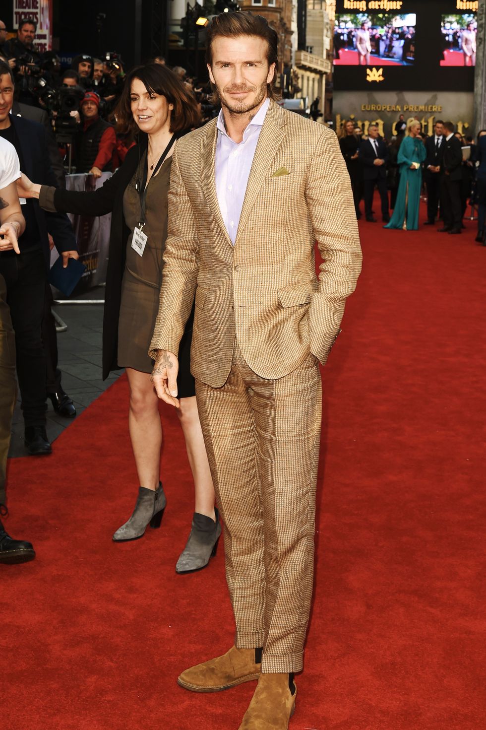 Red carpet, Suit, Carpet, Clothing, Flooring, Premiere, Formal wear, Fashion, Event, Blazer, 