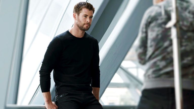 chris hemsworth tight shirt
