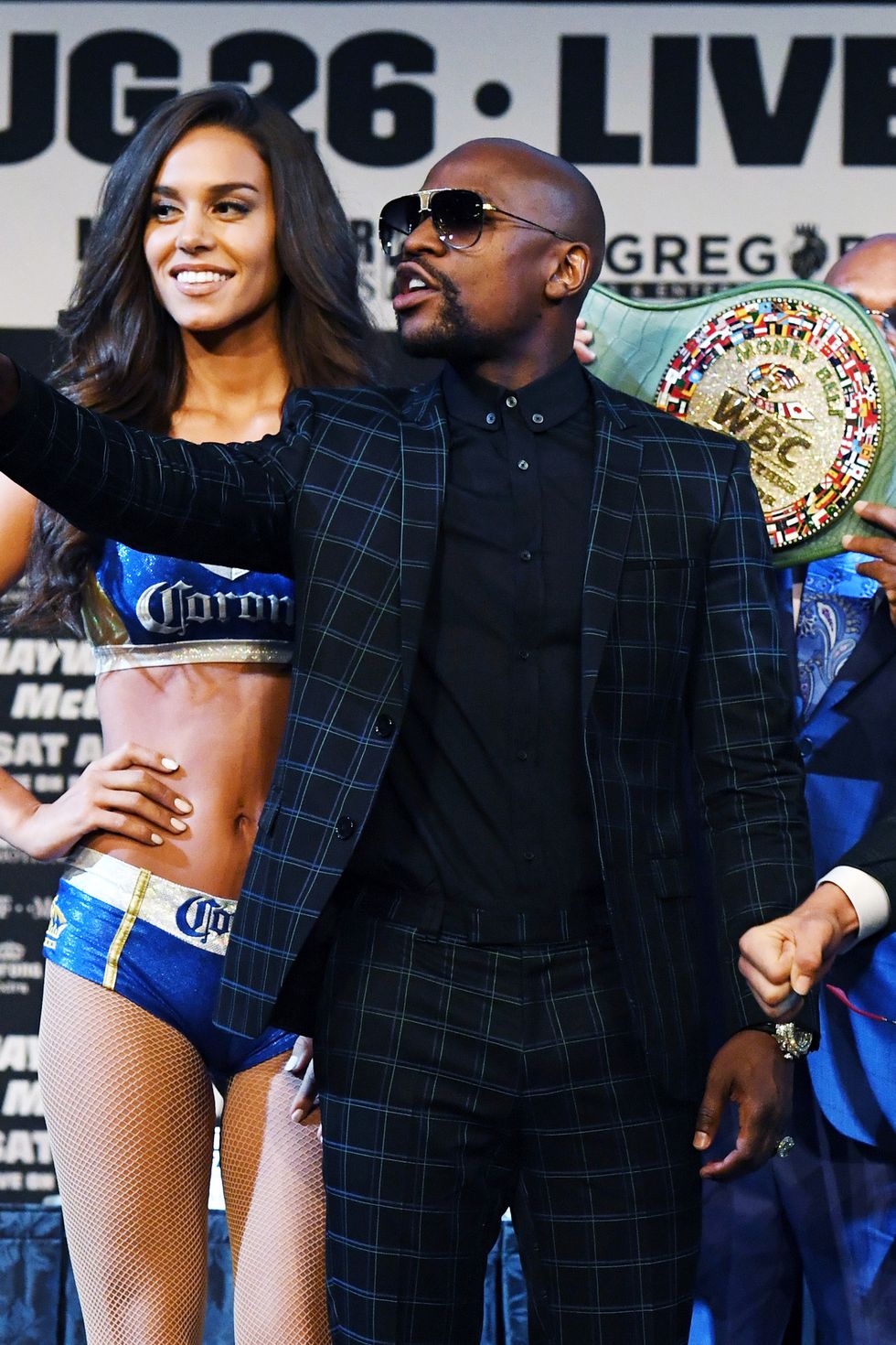 See Floyd Mayweather Flexing In This $4,200 Gucci Tux, News