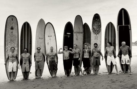 don wildman en la playa con un grupo de compañeros fanáticos del fitness