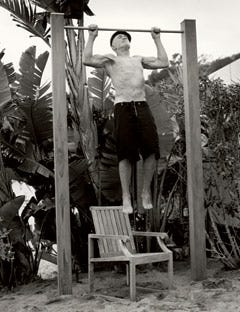 foto de don wildman haciendo pull ups