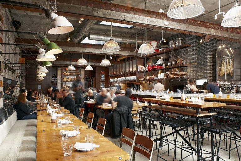 Waarom alle hippe restaurants hetzelfde \'industriële\' interieur hebben Waarom alle hippe restaurants hetzelfde \'industriële\' interieur hebben
