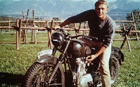 Deze trui met korte mouwen maakt van jou een heuse Steve McQueen Deze trui met korte mouwen maakt van jou een heuse Steve McQueen