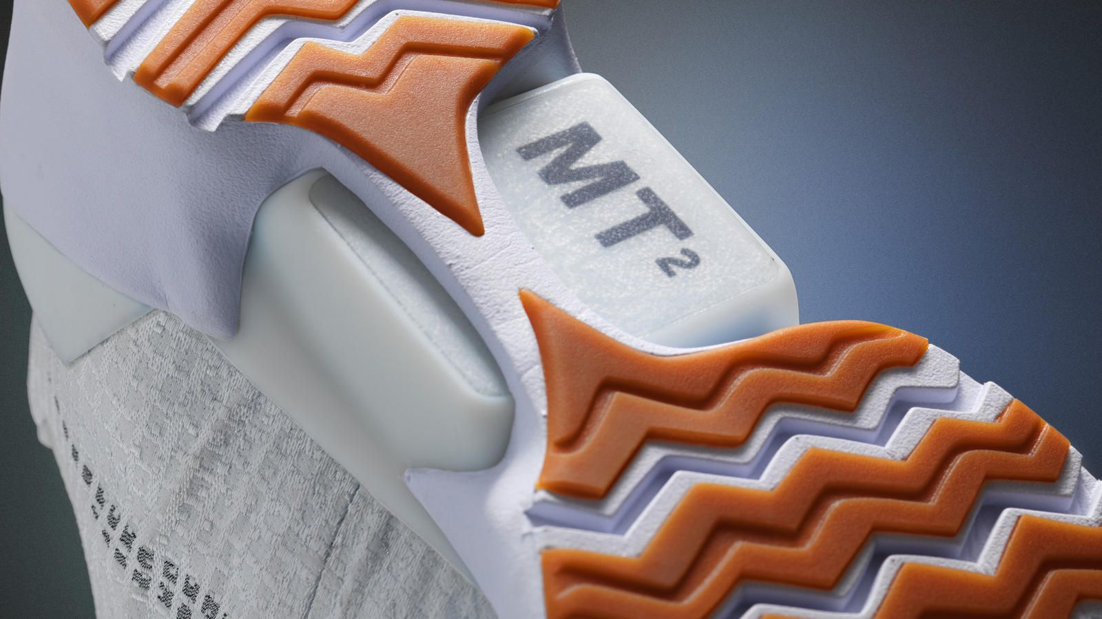 máquina de coser O después dos semanas Nike's Self-Lacing Sneakers Are Already Re-Selling for $10,000
