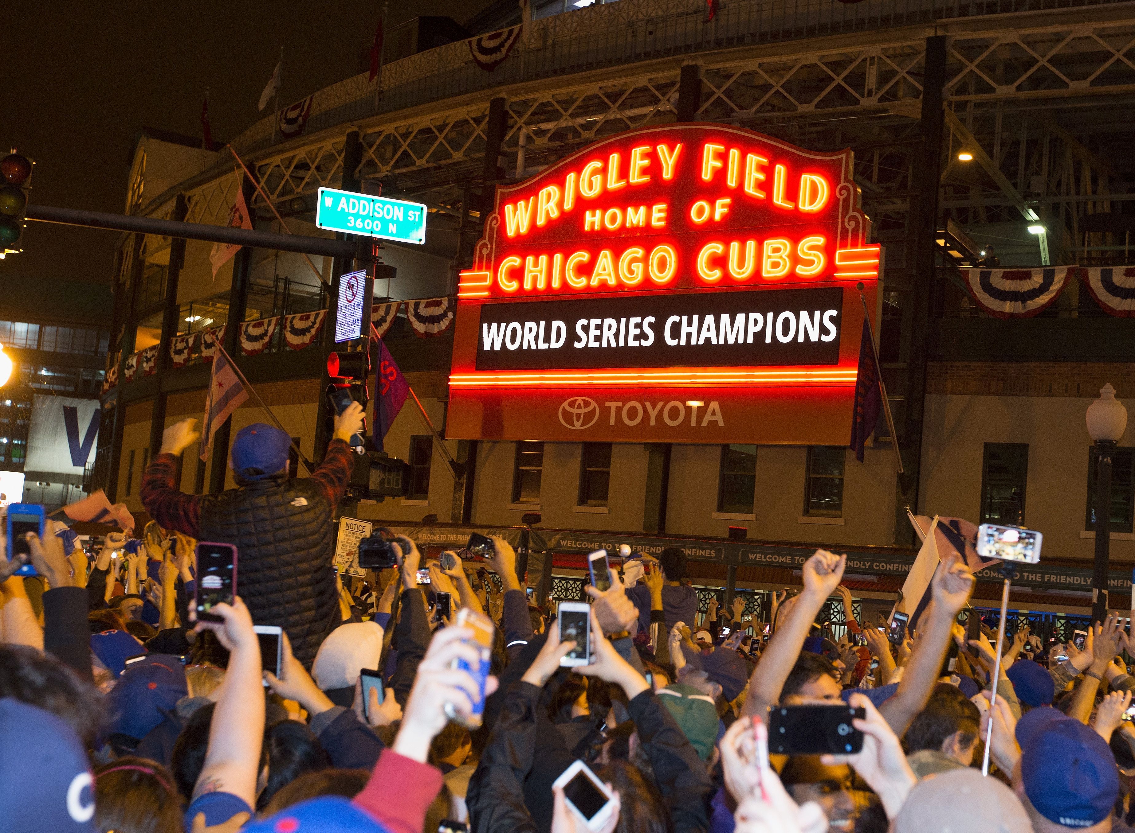 WATCH: The Moment The Wrigley Field Marquee Flashed 'CUBS WIN!' After Game  7 - CBS Chicago