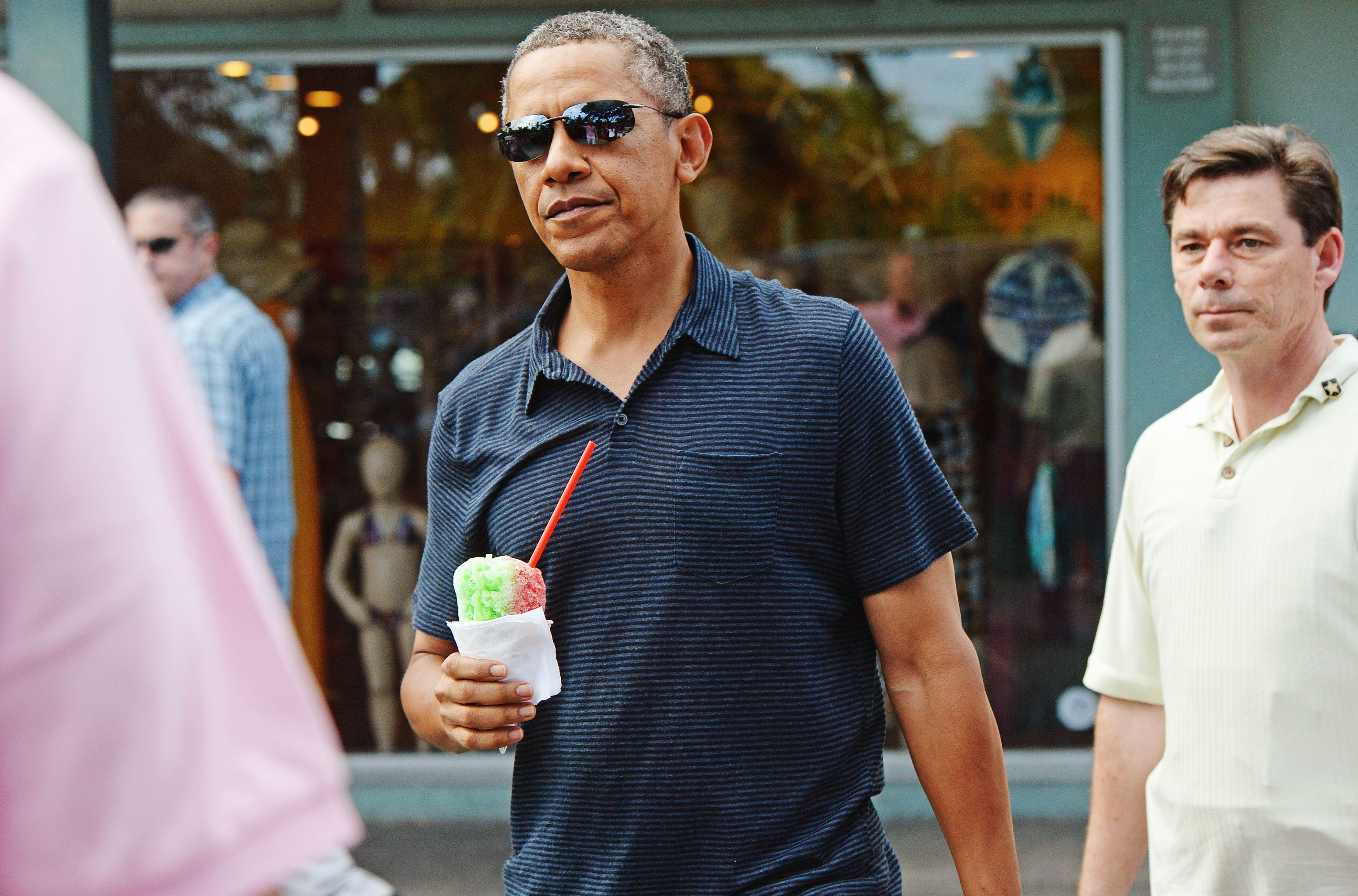 Barack Obama relaxat în polo, socializând cu prietenii