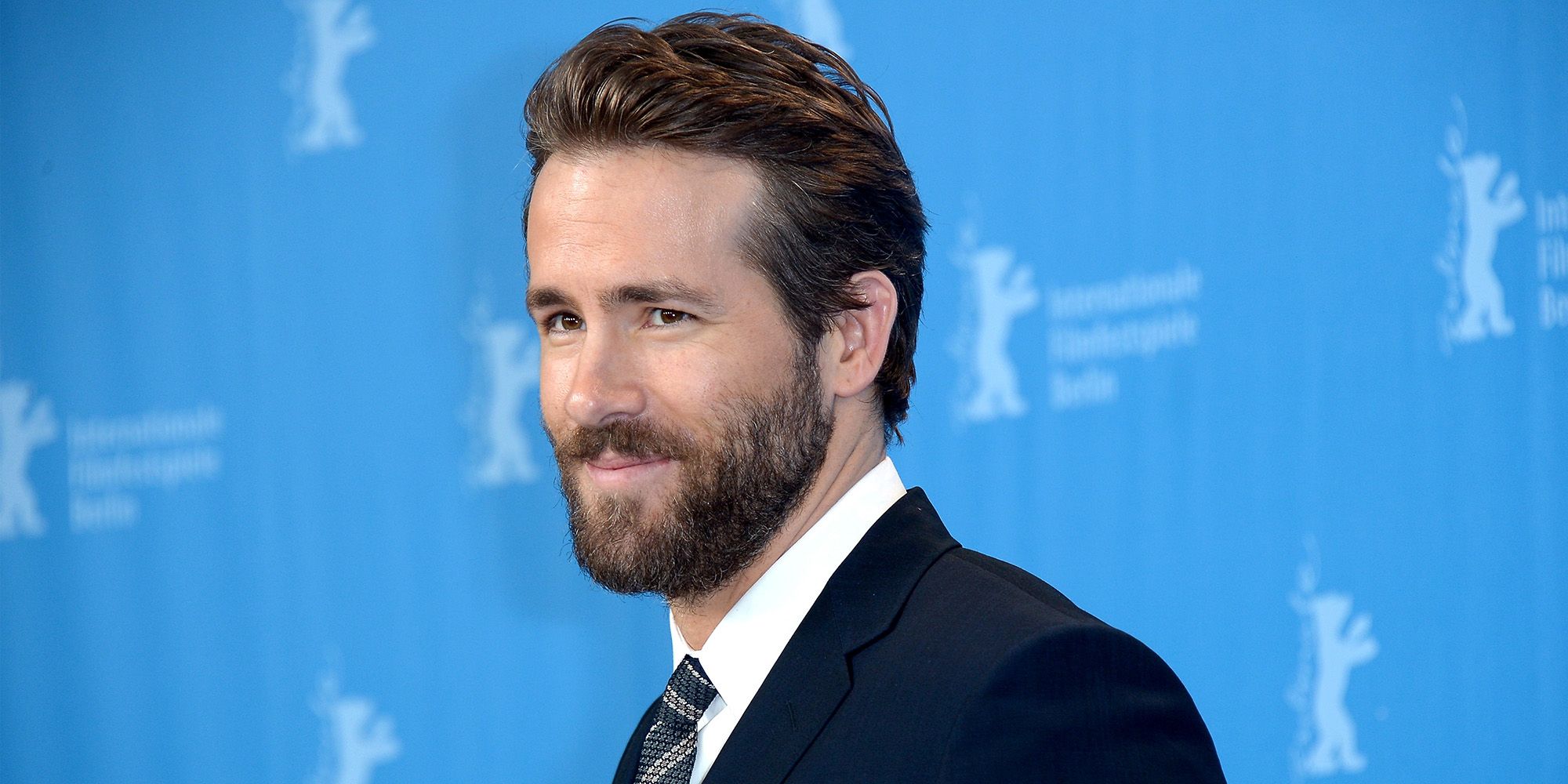 Ryan Reynolds shows off abs under 'Deadpool' suit 