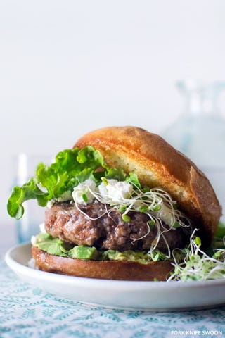 Hamburger d'agneau avocat chèvre fromage Hamburger d'agneau avocat chèvre fromage