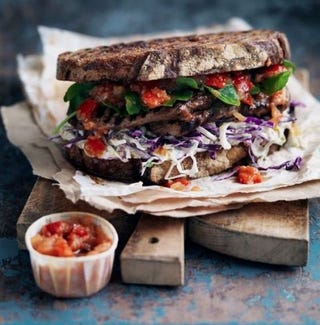 Sandwich au bifteck salade de chou et relish de tomates Sandwich au bifteck salade de chou et relish de tomates