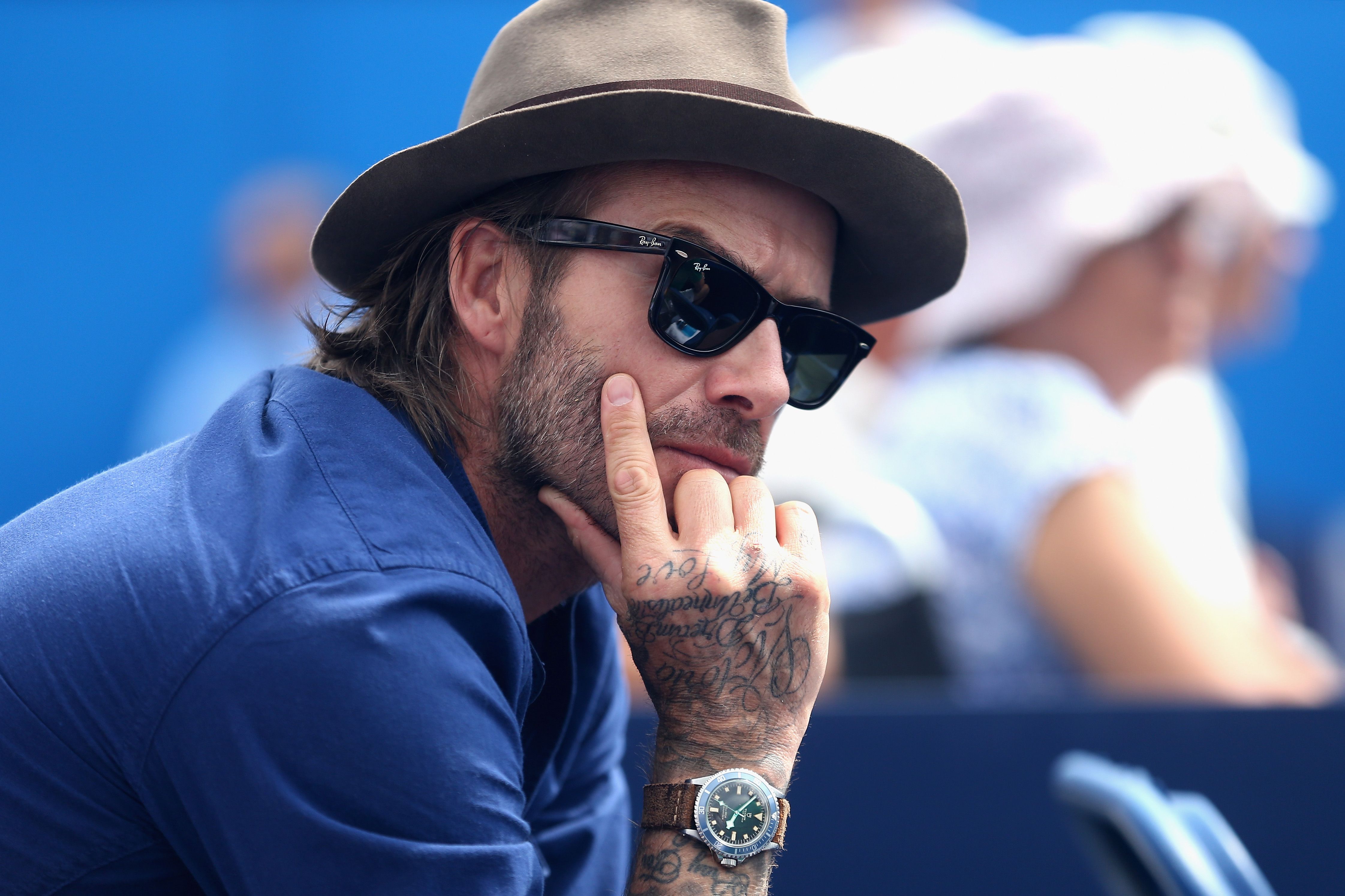 Одел бекхэм. David Beckham. Дэвид Бекхэм часы. Очки Дэвид Бекхэм. Знаменитости в панамках.
