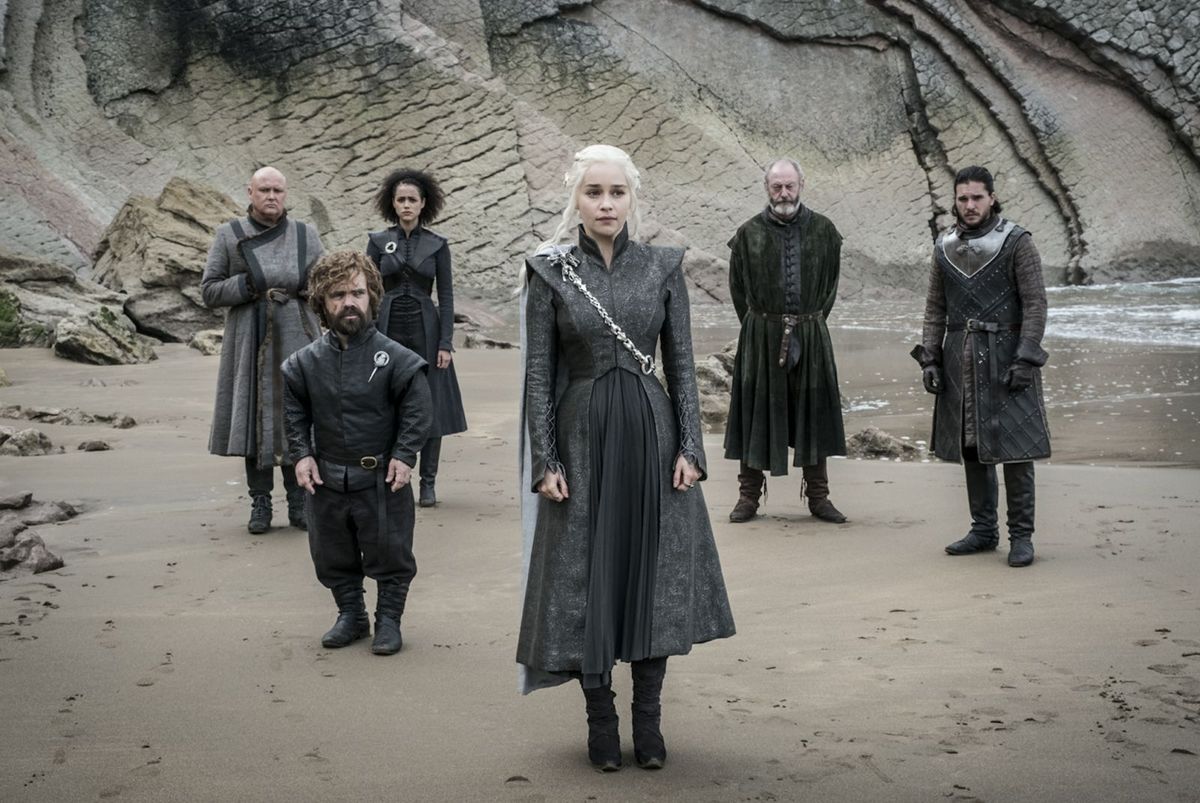Game of Thrones s07e04: Varys, Tyrion, Missandei, Daenerys, Davos and Jon Snow await the arrival of the Ironborn