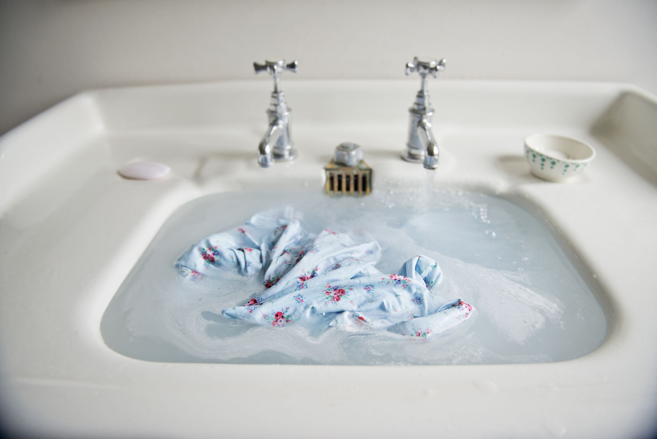 Hand Washing Clothing Tips How To, Washing Laundry In Bathtub