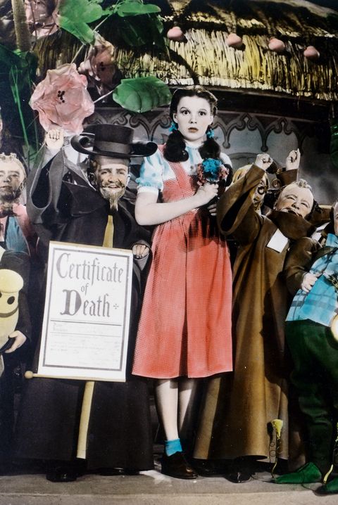 Colourised shot of Judy Garland (1922-1969), US actress and singer, in costume and surrounded by a group of munchkins, in a publicity still from the film, 'The Wizard of Oz', 1939. The musical, adapted from the novel by L Frank Baum (1856-1919) and directed by Victor Fleming (1889-1949), starred Garland as 'Dorthy Gale'.