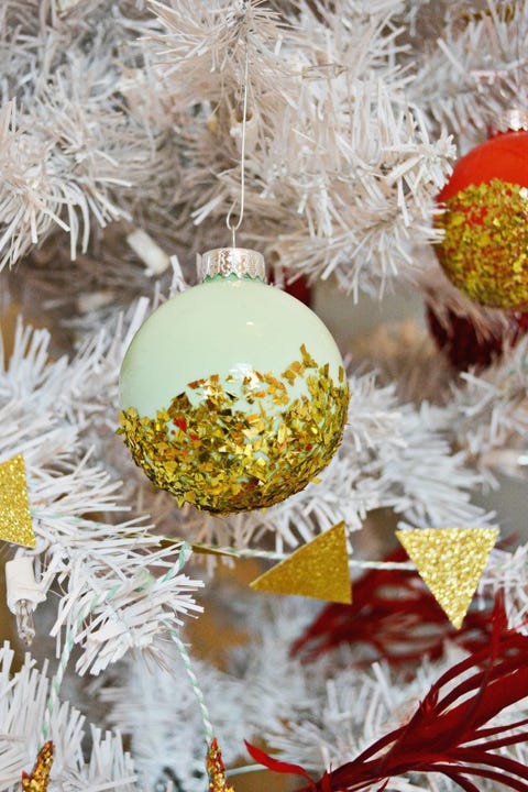 13 Best DIY Christmas ornaments. 13 Ultimate DIY Christmas ornaments that look magical and will bring somuch joy to your entire home. These 13 best DIY Christmas ornaments are super easy, crazy-cheap and you can DIY it. #ornaments #christmas #holidays #christmasornaments #christmasdecor #homedecor #homedecorations #christmasdecorations #holidaydecor