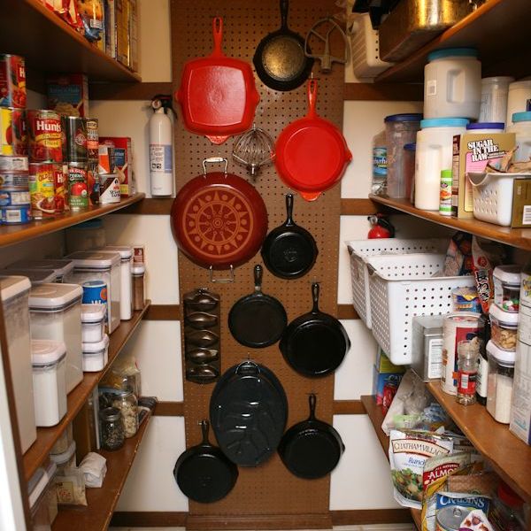 https://hips.hearstapps.com/ghk.h-cdn.co/assets/15/40/pots-and-pans-back-of-pantry.jpg?crop=1.00xw:0.667xh;0,0.114xh&resize=980:*