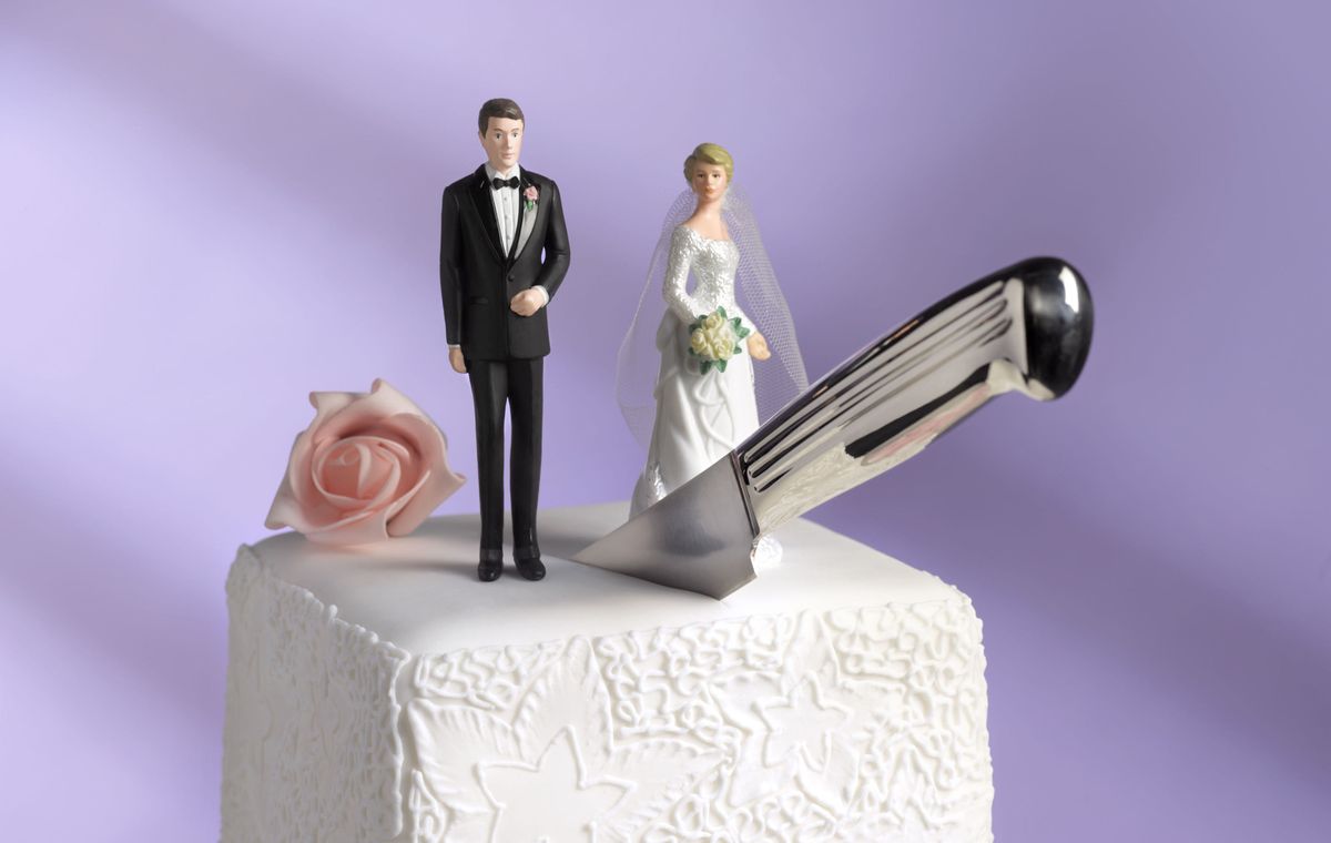 divorce wedding cake with knife