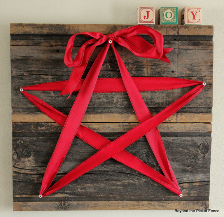 Repurposed Pallet Snowflakes! - Designed Decor