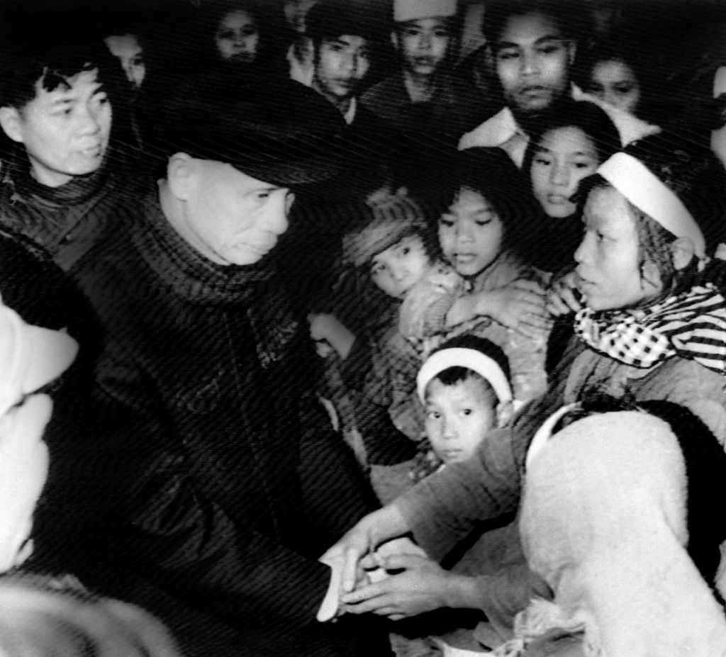 Classic Christmas Moments From The Last 109 Years - Vintage Holiday Photos