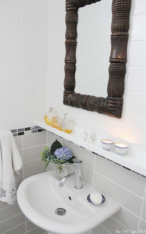 Blue, Plumbing fixture, Bathroom sink, Property, Room, Wall, Interior design, Tile, Purple, Ceramic, 