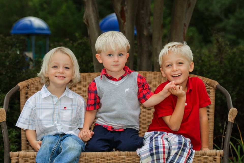 3 boys girl. После 3 мальчиков девочка. Девочка имеет мальчика. Кто мама мальчика.