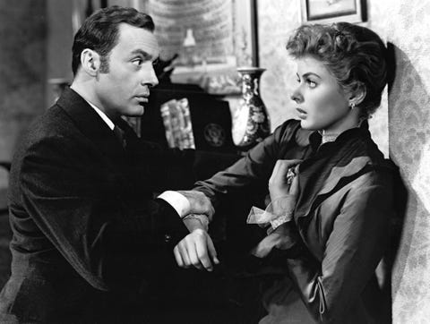 L'actrice Ingrid Bergman, dans le rôle de la chanteuse d'opéra Paula Alquist Anton, et l'acteur américain Joseph Cotten, dans le rôle de l'officier de police de Scotland Yard Brian Cameron, dans une scène de la whodunit 'Gaslight'. États-Unis, 1944.'s police officer Brian Cameron, in a scene from the whodunit 'Gaslight'. USA, 1944.