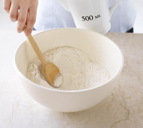 Finger, Ingredient, Flour, Powder, Nail, Kitchen utensil, Serveware, Bread flour, All-purpose flour, Bowl, 