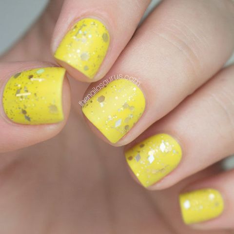 Nail polish, Nail, Nail care, Yellow, Manicure, Finger, Cosmetics, Glitter, Hand, Material property, 