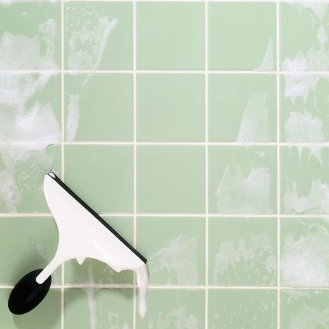 limpiar la pared de la ducha