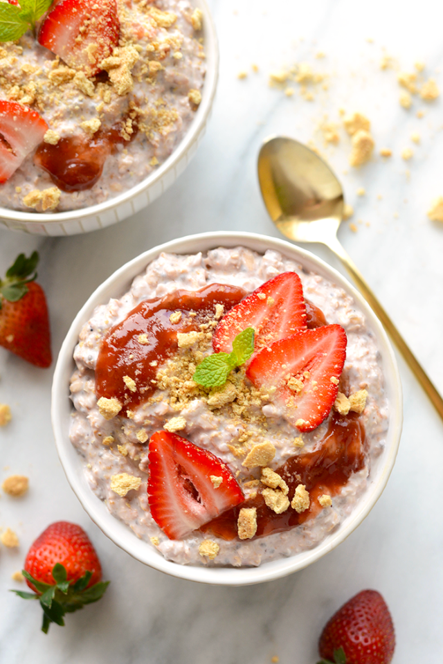 Strawberry Cheesecake Overnight Oats