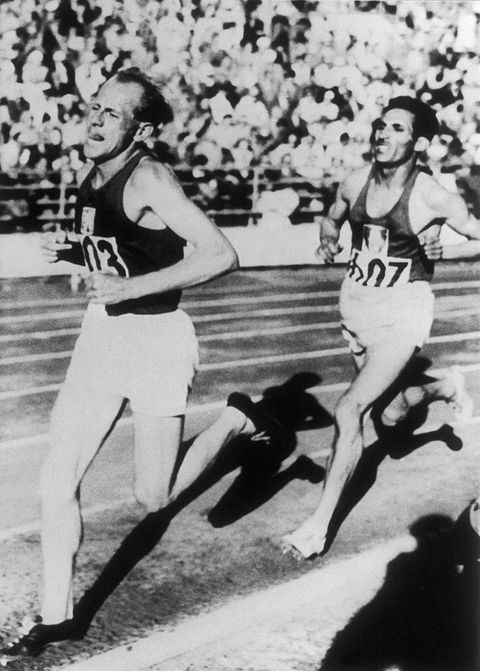 Czechoslovakian runner Emile ZAPOTEK led the 10 000 meters ahead of the French Alain MIMOUN at the Olympic Games of Helsinki (Finland) on July 20, 1952.
Le tchécoslovaque ZATOPEK mène le 10 000 mètres devant le Français Alain MIMOUN aux JO de Helsinki (Finlande), le 20 Juillet 1952.