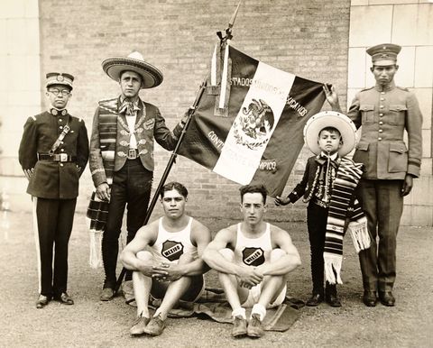 <p>Mexican athletes before boarding a ship to the Olympic games in Paris. </p>