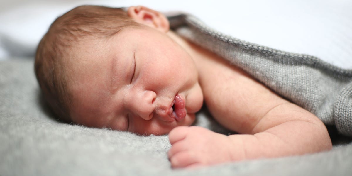 study-says-parents-put-babies-in-risky-sleeping-positions-how-to-put