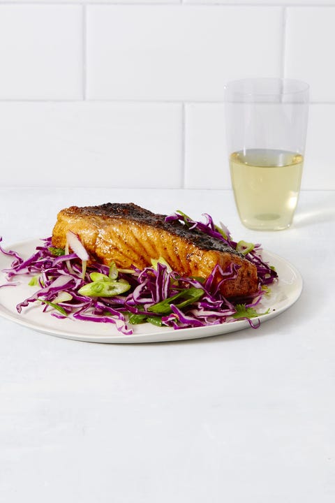 Gewürzter Lachs mit süßem 'n' Tangy Slaw gewürzter Lachs mit süßem n würzigem Krautsalat
