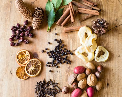 Wood, Ingredient, Produce, Natural foods, Cinnamon, Spice, Cinnamon stick, Chinese cinnamon, Flowering plant, Cutting board, 