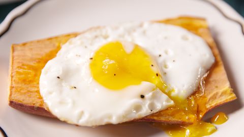 Fried egg, Egg yolk, Food, Meal, Ingredient, Dish, Egg white, Breakfast, Brunch, Fast food, 