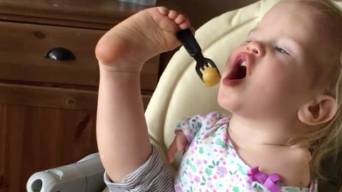 This Little Girl Was Born Without Arms Feeds Herself With Her Feet - Viral Toddler Videos