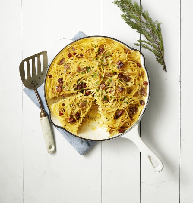 easy egg recipes - spaghetti carbonara skillet pie