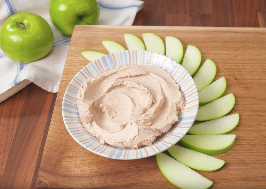 Wood, Dishware, Food, Serveware, Produce, Granny smith, Fruit, Natural foods, Tableware, Ingredient, 