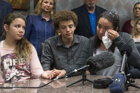 Hannah Overton veegt een traan weg van haar wang terwijl ze terugdenkt aan haar overleden zoon Andrew Burd tijdens een persconferentie op het advocatenkantoor van David Jones donderdag 9 april 2015, in Corpus Christi, Texas. De hoofdstedelijke moordzaak tegen Overton werd woensdag geseponeerd waarin Overton beschuldigd werd van de moord op Burd in 2006. (AP Photo/Corpus Christi Caller-Times, Andrew Mitchell)