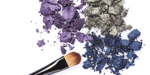 crushed eyeshadow manicure diy nail polish hack
