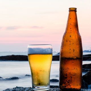 Drink, Beer, Bottle, Alcoholic beverage, Beer glass, Lager, Beer bottle, Wheat beer, Ice beer, Glass bottle, 