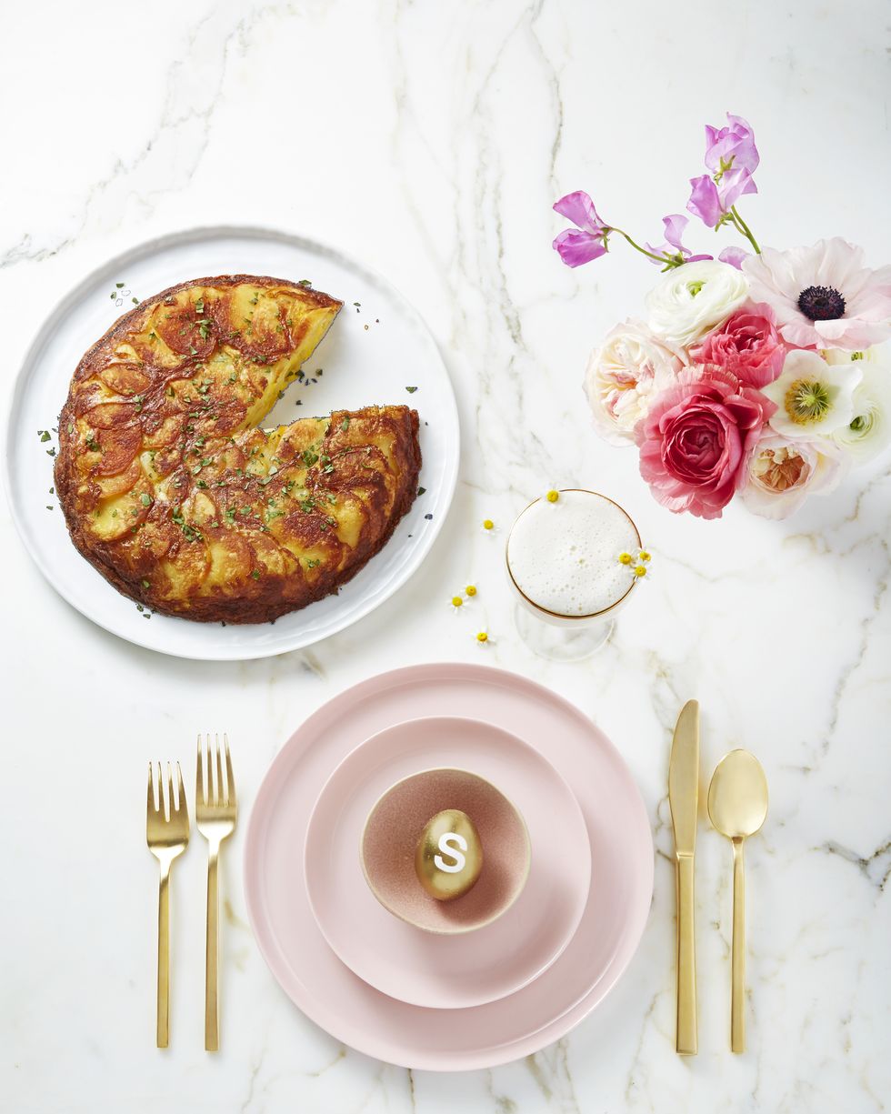 mesa de pascua con flores y vajilla rosa