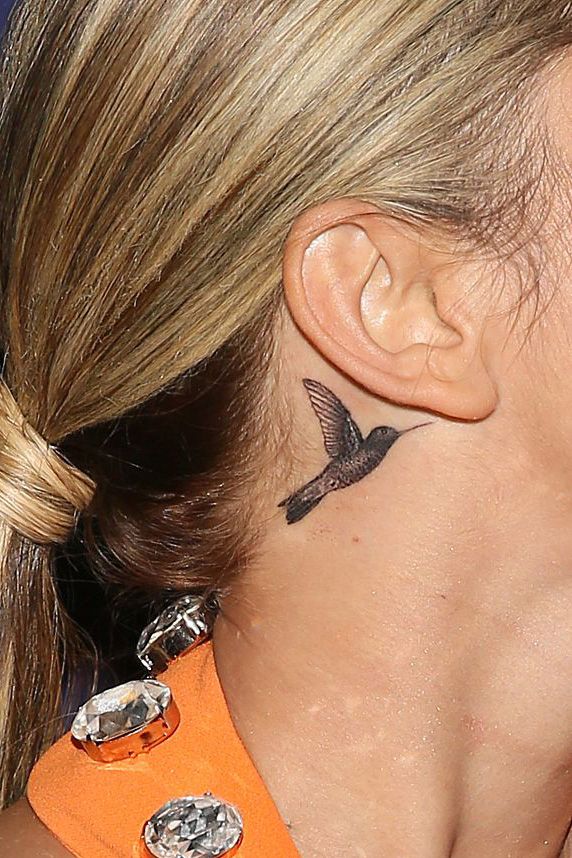 Microrealistic hummingbird tattooed on the neck