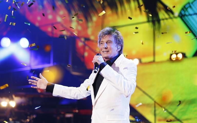 Barry Manilow comes out