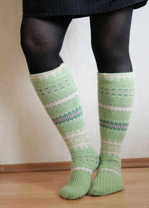 Green, Sock, Human leg, Leg, Thigh, Footwear, Wool, Joint, Knee, Fashion accessory, 